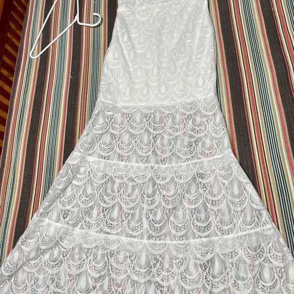 Simple wedding, open lace back and small train. - Picture 12 of 15